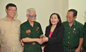 Đồng chí Nguyễn Thị Lệ thăm, tặng quà chiến sĩ tham gia chiến dịch Điện Biên Phủ